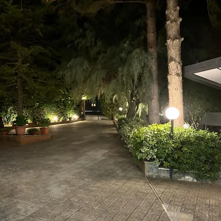 Exclusive With Pool Near * Монреале