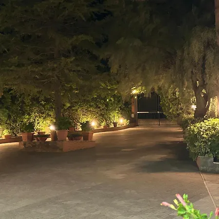 Exclusive With Pool Near Монреале